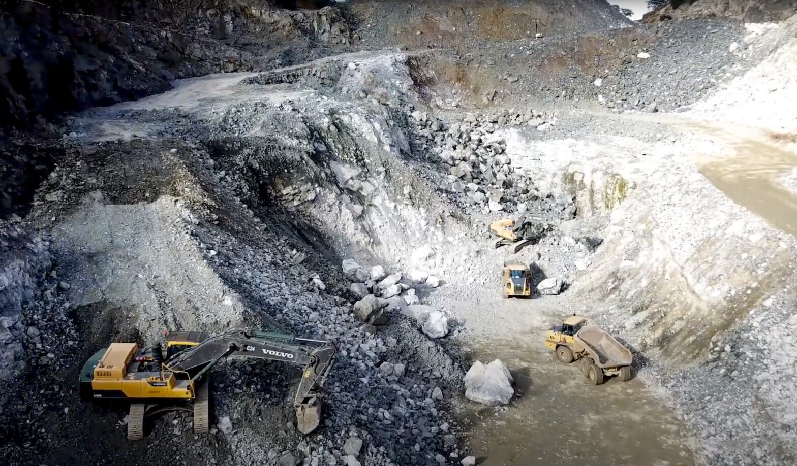 Zimbabwe seeks $950 million to boost lithium, platinum, other projects