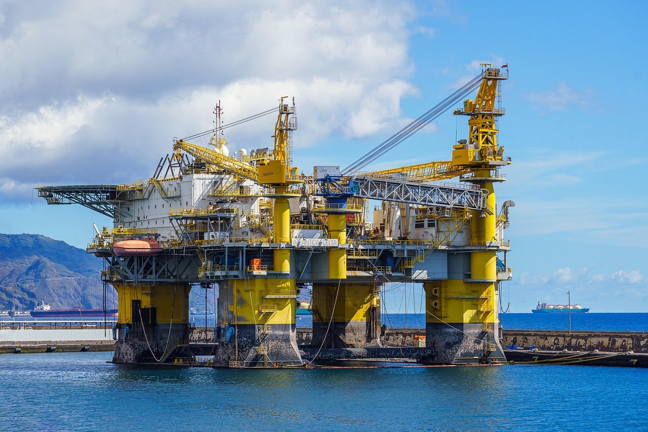 Oil and gas floating platform